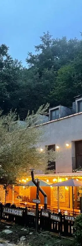 Vagabond Vieiras Beds & Dinner Albergue ACTS-LE-210，位于拉波尔特拉德瓦尔卡的酒店