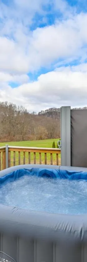 Riverside Beattyville Cabin with Kayaks and Fire Pit!，位于Beattyville的酒店