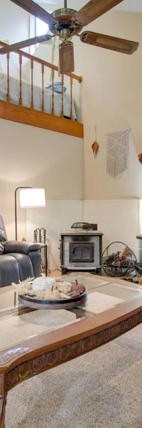 Tahlequah Duplex with Screened-in Porch and Fire Pit!，位于塔勒阔的酒店