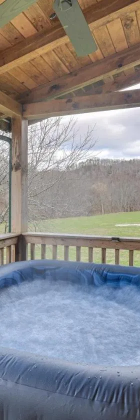 Pet-Friendly Cabin with Hot Tub in Daniel Boone NF，位于Beattyville的酒店