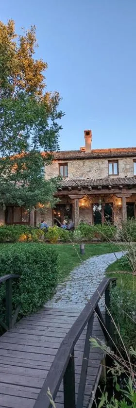 Posada Restaurante Fuenteplateada，位于Collado Hermoso的酒店
