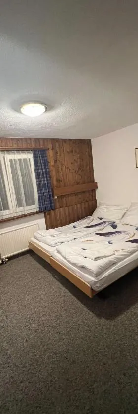 Romantic Room with private bathroom，位于萨斯的酒店
