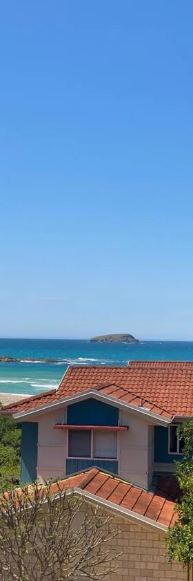 Casa Tropicana Villa with Ocean Views - Steps from Beach Surfs Up!，位于蓝宝石海滩的酒店