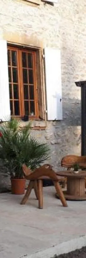 Domaine de Cozance chambres d'hôtes et gîte - piscine mini-ferme，位于Anjou的酒店