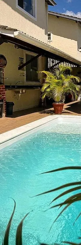 Casa Brisas Arembepe - arejada e aconchegante - litoral norte da Bahia - WiFi，位于阿雷贝贝的酒店