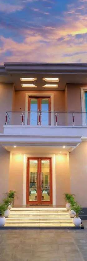 The Horizontal Hotel Pacitan，位于巴芝丹的酒店