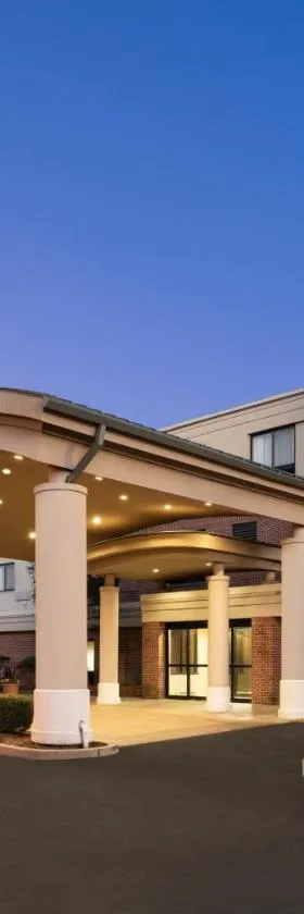 蒙茅斯海岸企业园区院墙酒店，位于Wall Township的酒店