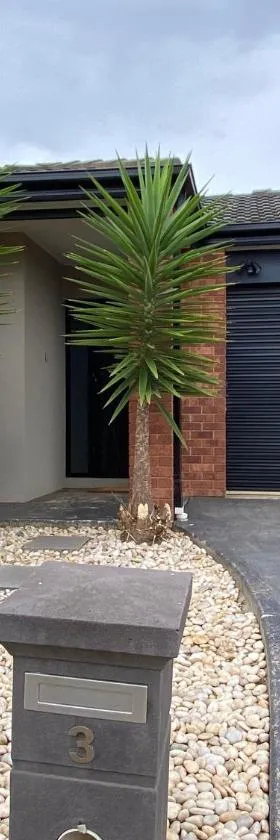 4 Beds-Whole House-Colonus Street-Kurunjang-Less than 30 minutes from Melbourne international airport，位于梅尔顿的酒店