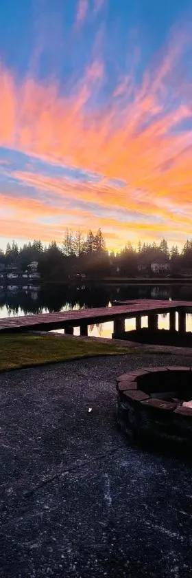 Lake Tapps Dock House on the Bankers Island，位于Dieringer的酒店