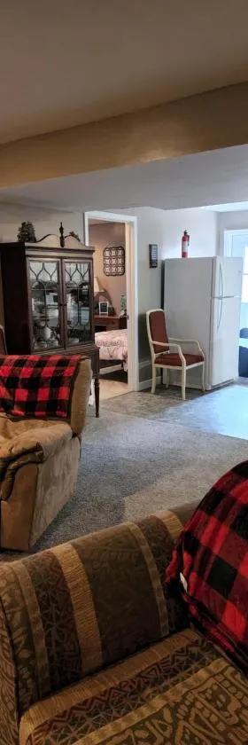 Lovely 3- bedroom apartment with street parking.，位于歌珊的酒店
