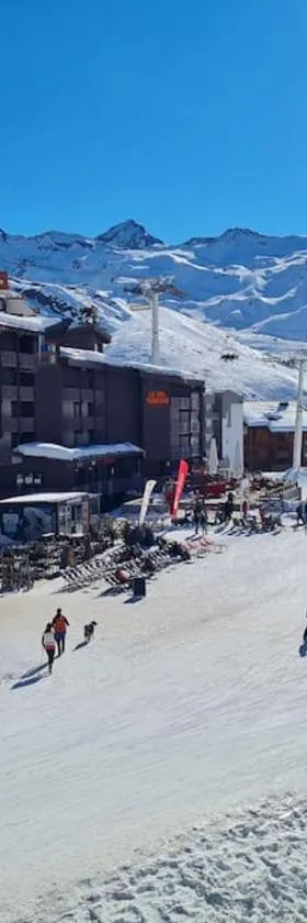 Superbe appartement sur le front de neige，位于葱仁谷的酒店