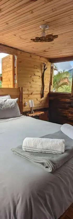 Habitación Colibrí, Pijao, Finca Flora del Río，位于Pijao的酒店