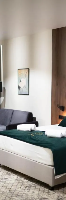 Restoria Hotel***，位于波德拉谢地区拉曾的酒店