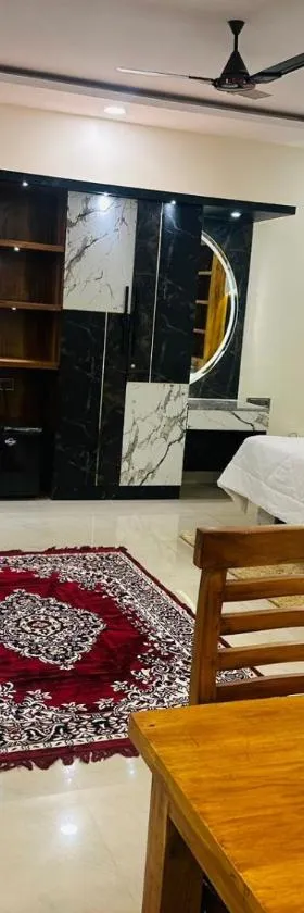 YATRI NIVAS SAGARA ( AC AND NON-AC DELUXE ROOMS)，位于萨格尔的酒店
