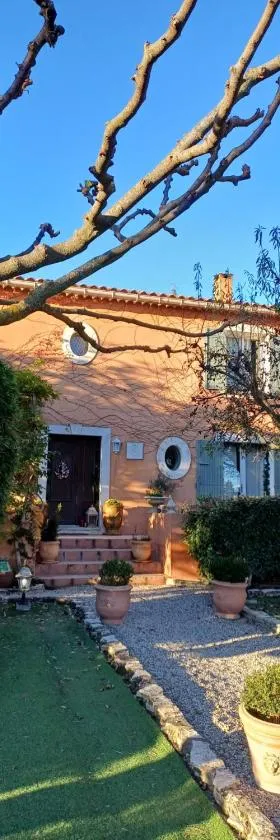 Chambre d'hôte suite Tournesol "Au fond du jardin"，位于圣萨特尼莱斯艾的酒店