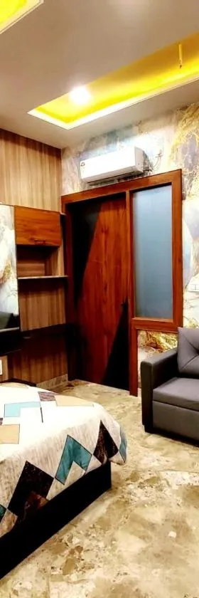 Premium Homestay Near Banke Bihari Ji with Power Backup - Free WiFi - Washing Machine etc，位于范兰德凡的酒店