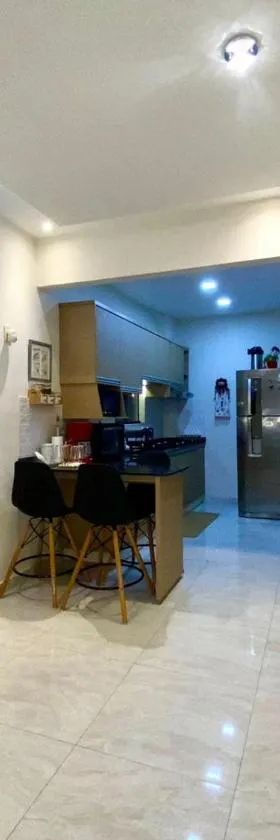 Apartamento RR Agradable y Moderno c 2 dormitorios y estacionamiento interno techado，位于埃斯特城的酒店