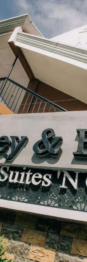 Ashley and Bill's Suites 'N Garden Hotel and Vacation Homes，位于Carcar的酒店