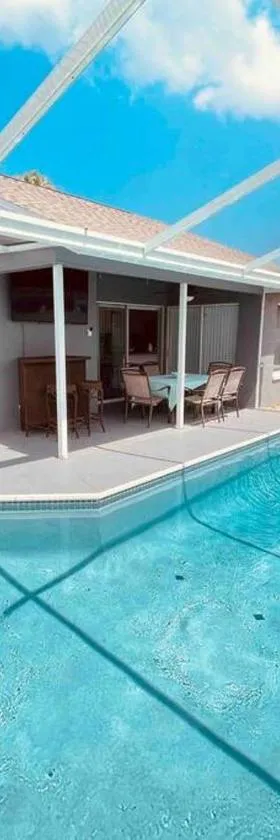 Manatee Oasis Weeki Wachee Family Fun Pool Home，位于春丘的酒店