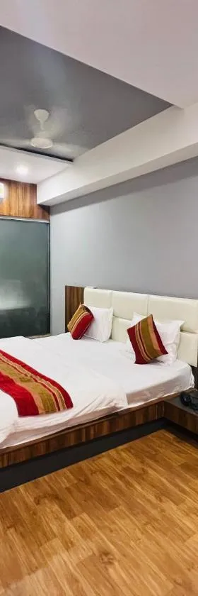 The valentine hotel，位于苏拉特的酒店