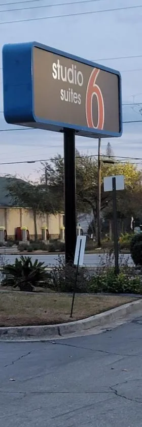 Studio 6 Suites Hinesville, GA，位于海恩斯维尔的酒店