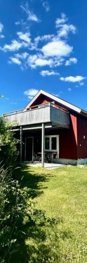 Holiday apartment at the beautiful island Lyr "Magasinet 1"，位于Nösund的酒店