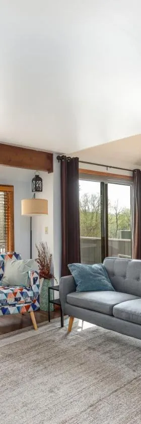 Quiet Home Minutes from Lake Galena & Eagle Ridge，位于加利纳的酒店
