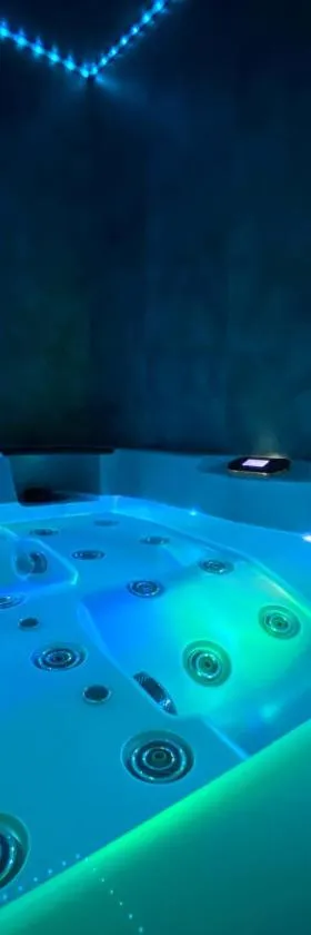 Appartement avec jacuzzi dans la chambre et piscine aux beaux jours，位于Vaudancourt的酒店