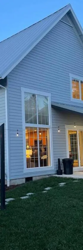Romantic Cozy Cabin Walk to lake Hot tub Bikes Kayaks Grill，位于Onalaska的酒店