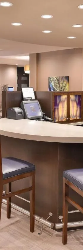罗利卡雷万豪春丘酒店，位于卡瑞的酒店