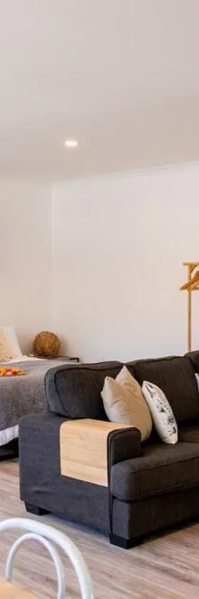 Central Studio + Close to the beaches + Wifi & Netflix，位于波因特卢考特的酒店