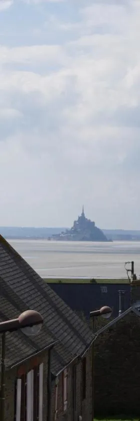 Cosy ferme de village en baie du Mont Saint Michel，位于Vains的酒店