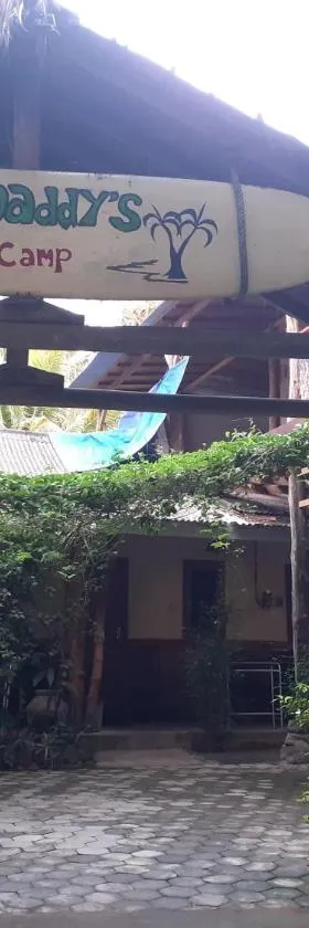 Big Daddy´s Surfcamp，位于Pasanggaran的酒店