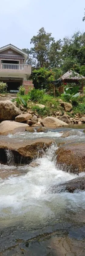 Dango1881muslim riverstay，位于Padang Rengas的酒店