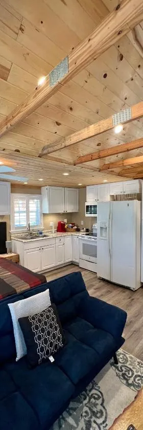 The Lake Alfred Citruswood Cabin，位于Lake Alfred的酒店
