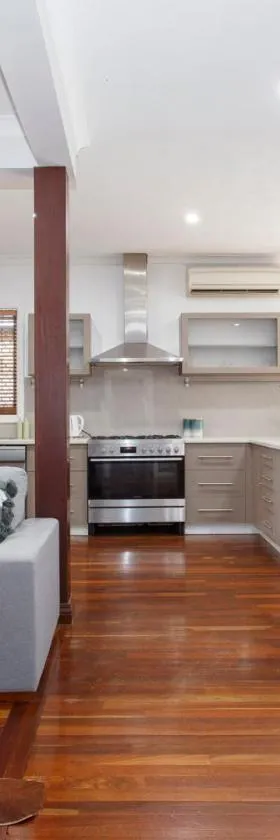 Cosy Cottage Coolbellup，位于Spearwood的酒店