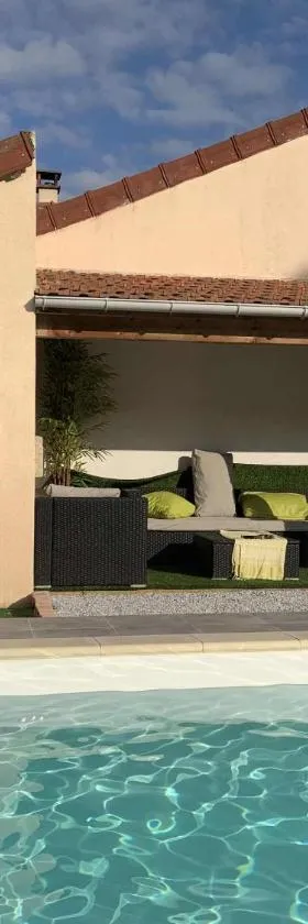 Maison Piscine et Jacuzzi，位于Saint-Germain-des-Fossés的酒店