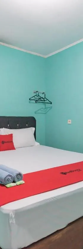 RedDoorz near Pantai Ujung Genteng，位于Cijaringao的酒店