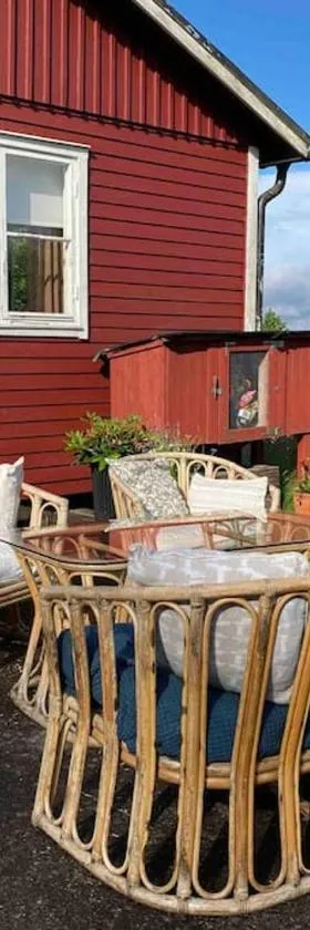 Cozy Hilltop Cottage With Fantastic View，位于Undenäs的酒店
