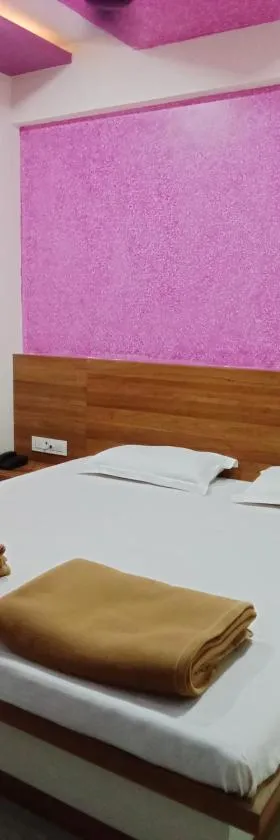 HOTEL SHREEJAY，位于Mahad的酒店