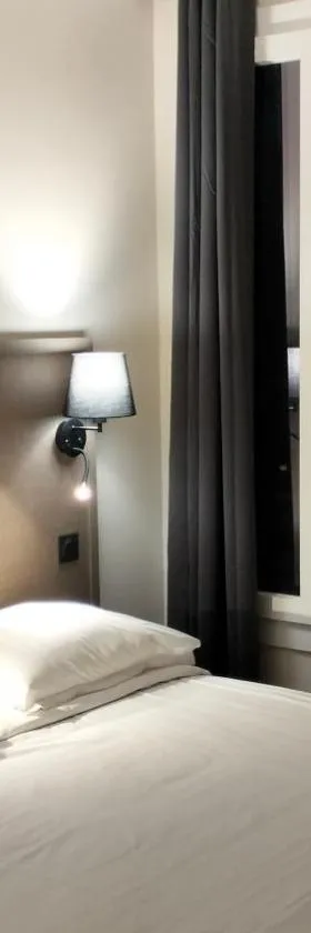 HÔTEL ROYAL MONTREUIL，位于蒙特勒伊的酒店