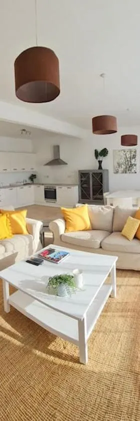 Sunny apartment with rooftop terrace in Victoria，位于Għajn il-Kbira的酒店