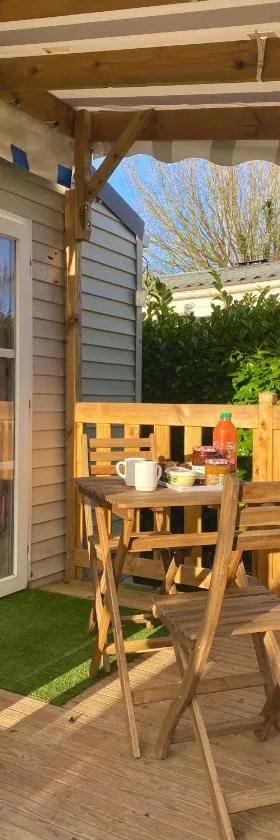 Mobil-home une chambre，位于Angicourt的酒店