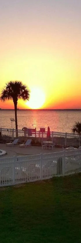 Quality Inn & Suites Gulf Breeze Bayside near Pensacola Beach，位于微风湾的酒店
