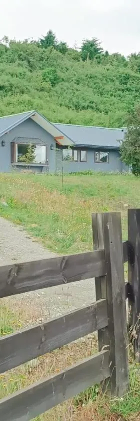 Casa con excelentes 2 habitaciones 1 Doble Matrimonial y otra 2 camas indiv con vista al volcán, Puerto Varas，位于延基韦的酒店