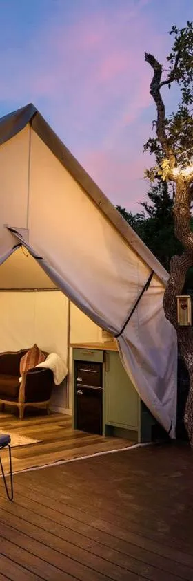 Oak Retreat Glamping With Private Hot tub，位于Luckenbach的酒店