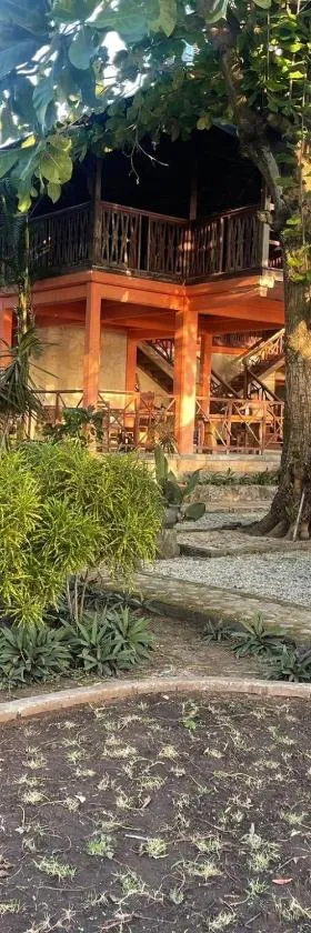 SuperSuck Hotel，位于Maluk的酒店