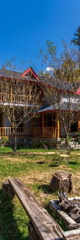 Boho Grove Cafe & Stay, Tirthan Valley，位于本贾尔的酒店