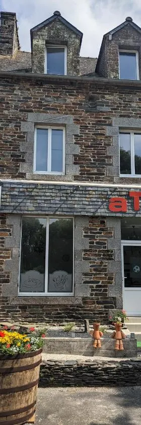 Auberge des Trains Mythiques Chambres d'hôtes à Gouarec au pied de la Vélodyssée，位于Laniscat的酒店