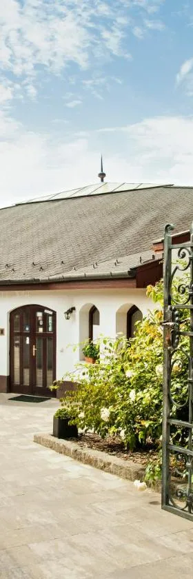 Kostel Panzió，位于Kesztölc的酒店
